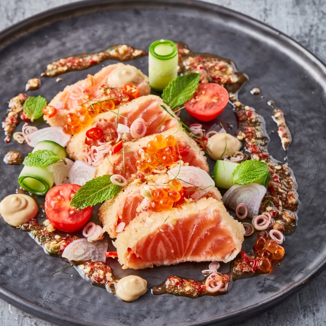 Łosoś Katsu z pikantnym tajskim dressingiem wasabi Łosoś Katsu z pikantnym tajskim dressingiem wasabi
